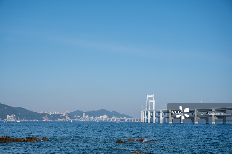 蓝天白云下的跨海大桥风光，蓝天白云下的城市风光，大连蓝天白云下海景图片素材
