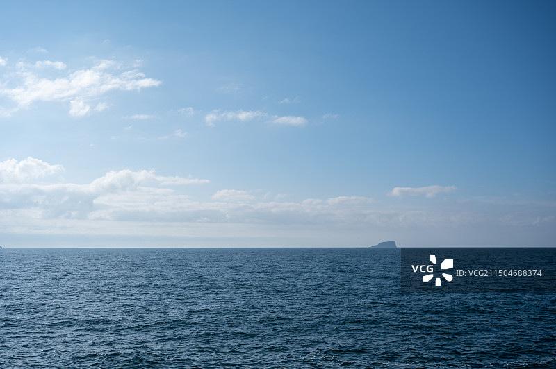 蓝天白云下的跨海大桥风光，蓝天白云下的城市风光，大连蓝天白云下海景图片素材