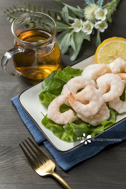 一盘冷冻虾仁摆放在桌面上特写图片素材
