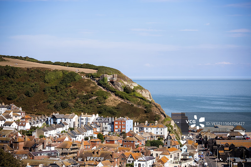英国萨塞克斯郡黑斯廷斯城镇和海洋景色图片素材