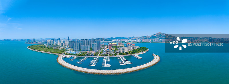 青岛，黄岛星光岛游艇码头和海景图片素材