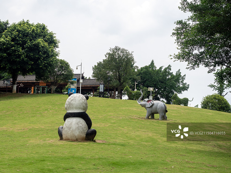 草地上的动物雕塑图片素材