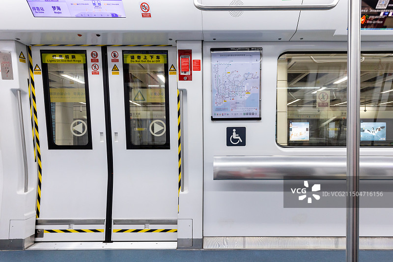 深圳地铁列车车厢内部-9号线图片素材