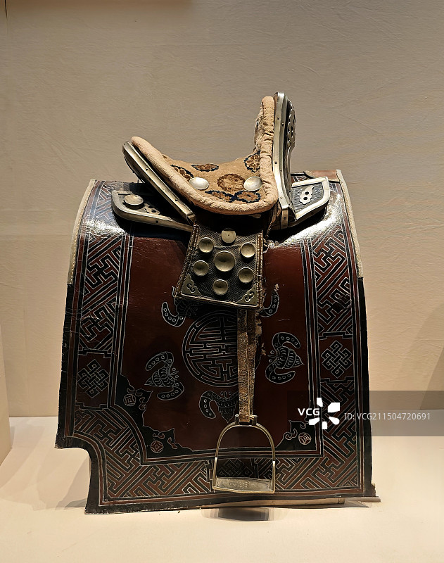内蒙古大学民族博物馆系列之展品·双条白铜“五福捧寿纹”马鞍（内蒙古呼和浩特市）图片素材