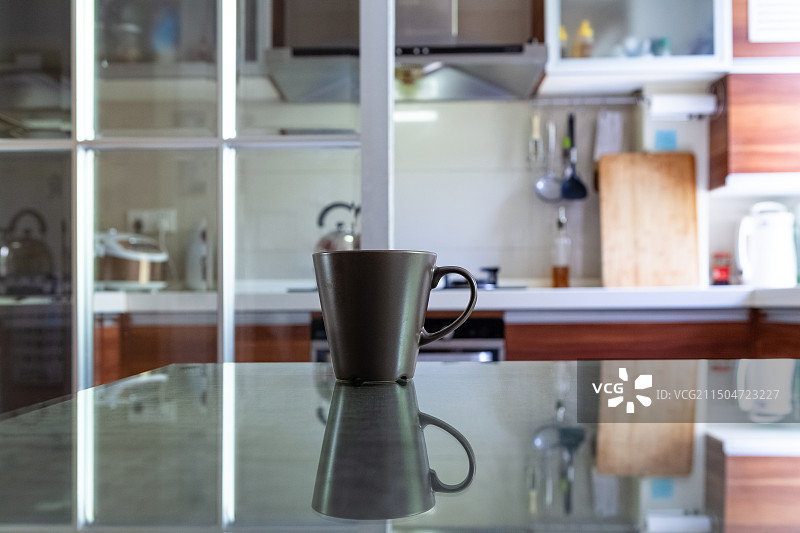 现代家庭厨房和餐桌图片素材