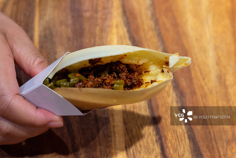 四川成都特色小吃麻辣牛肉蛋烘糕图片素材