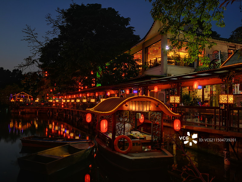 广州荔枝湾夜景，一湾江水绿，两岸荔枝红图片素材