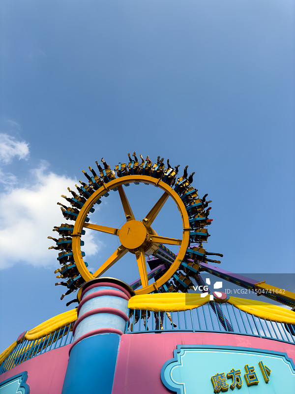 游乐园的高空秋千图片素材