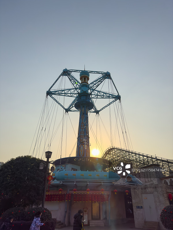 游乐园的高空秋千图片素材