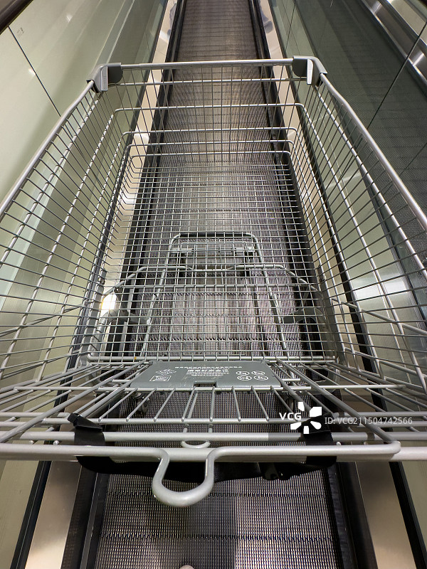 超市的购物车图片素材