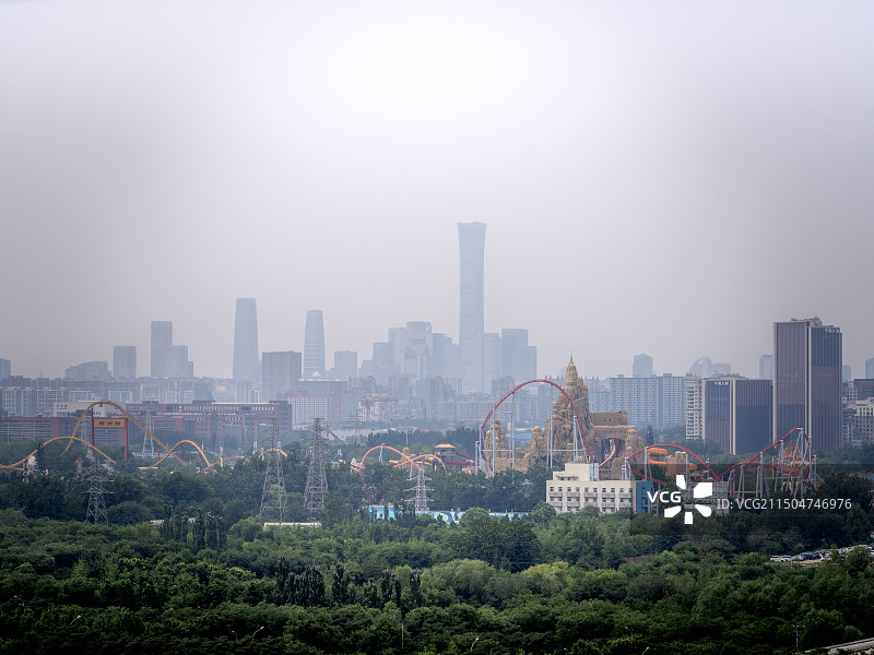 夏天阴雨天下的北京欢乐谷与CBD同框图片素材