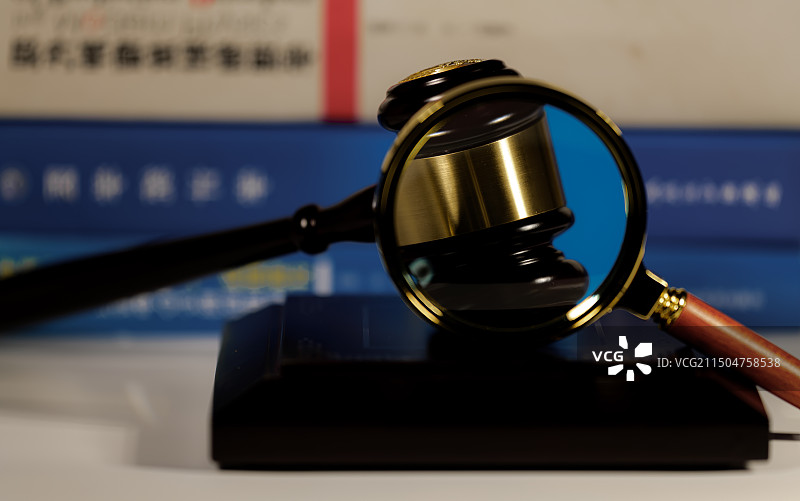 桌上放大镜和法槌的特写镜头图片素材