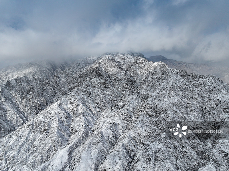 宁夏银川风景白雪皑皑贺兰山，贺兰山岩画风景区图片素材