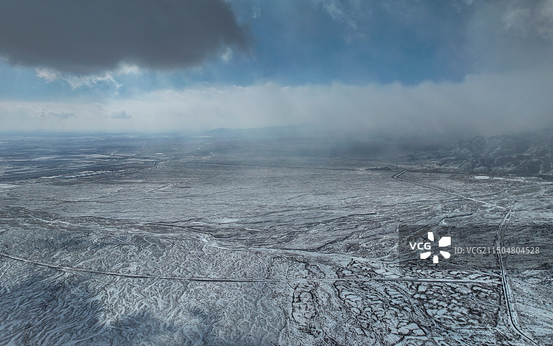 宁夏银川风景白雪皑皑贺兰山，贺兰山岩画风景区图片素材