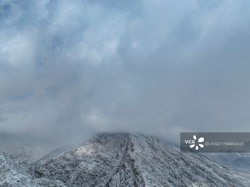 宁夏银川风景白雪皑皑贺兰山，贺兰山岩画风景区图片素材