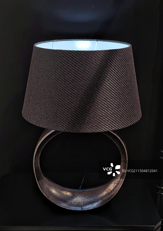 黑色背景下的台灯特写镜头图片素材