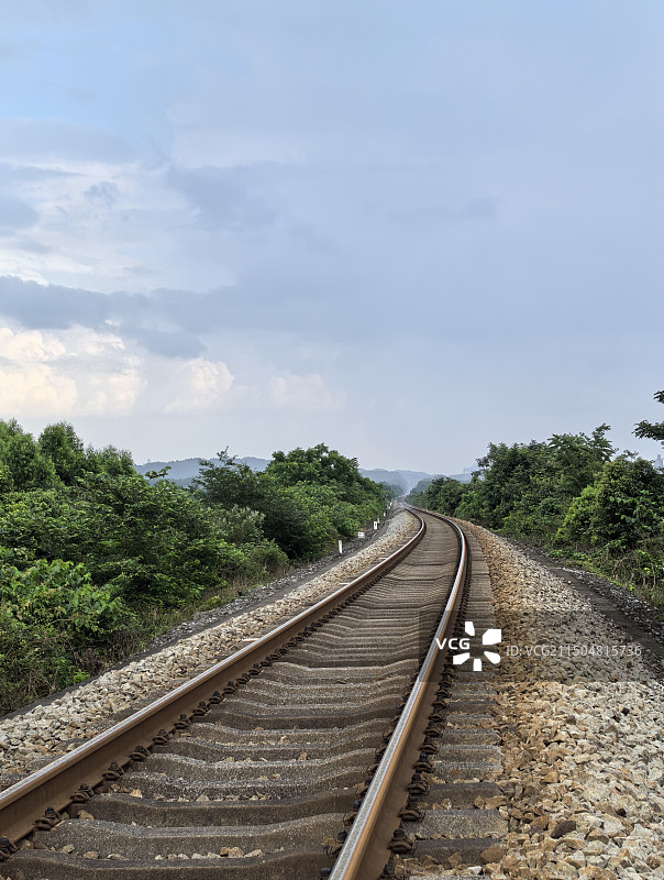 空旷的铁轨映衬着天空图片素材