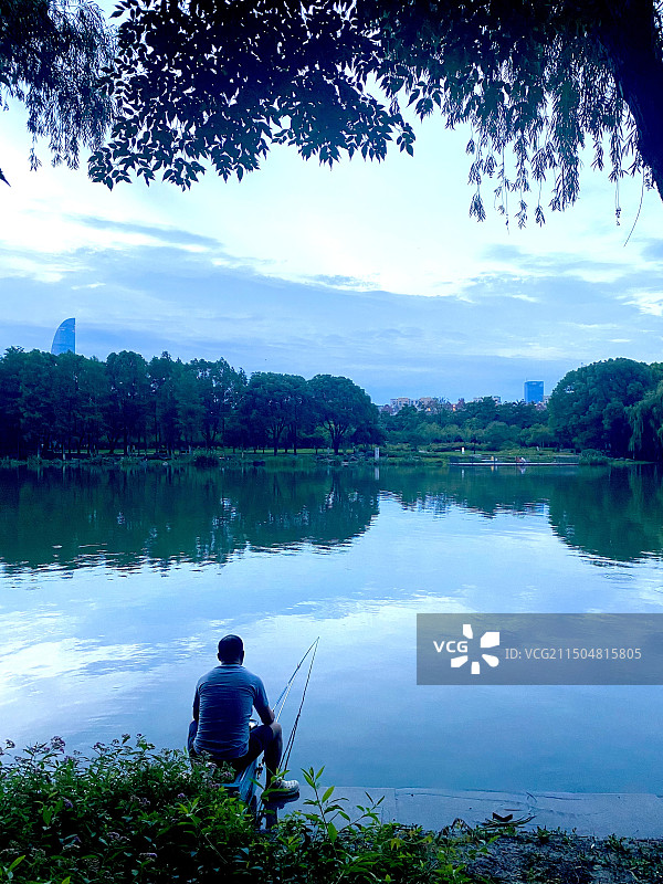斜塘垂钓图片素材