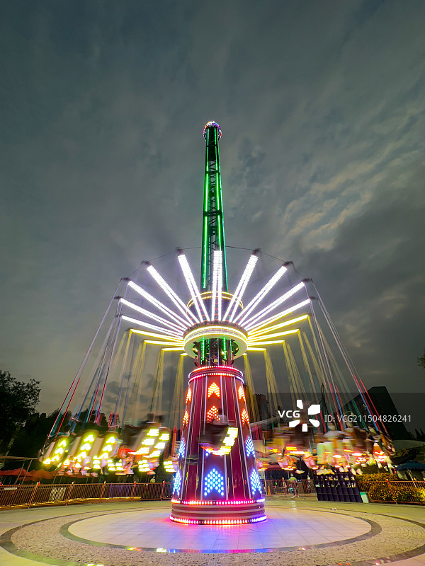 游乐园的高空秋千夜景图片素材