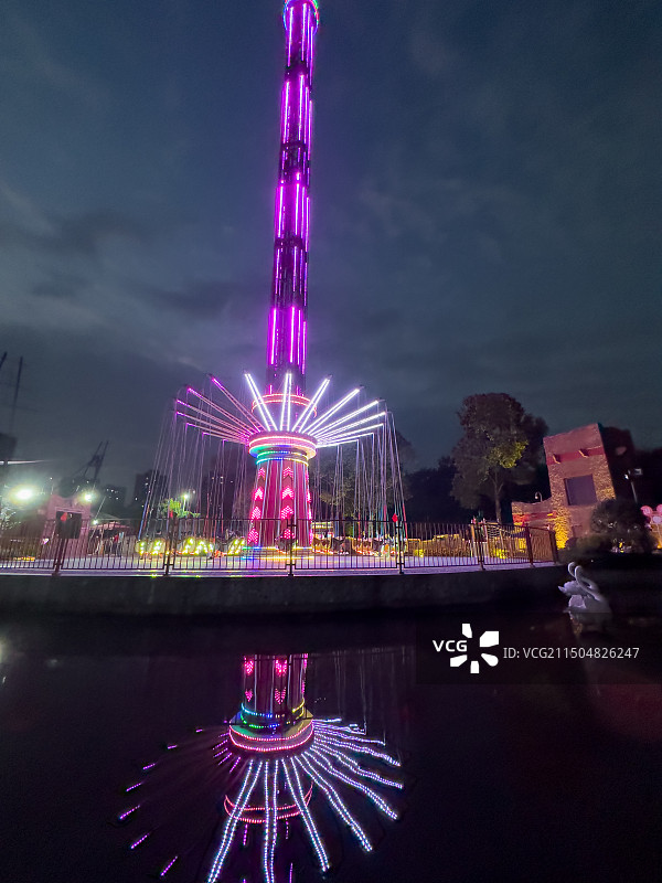 游乐园的高空秋千夜景图片素材