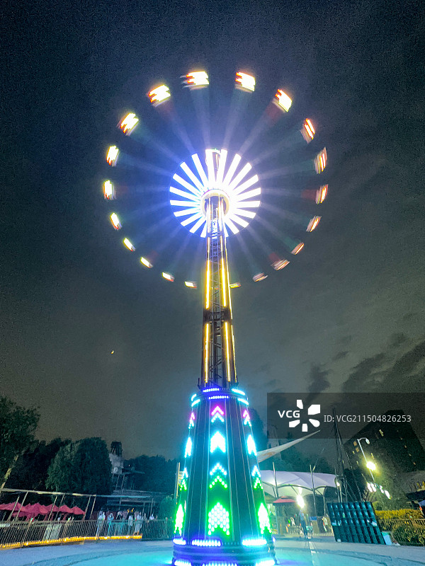 游乐园的高空秋千夜景图片素材