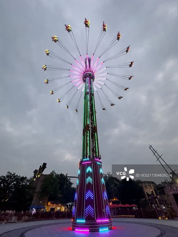 游乐园的高空秋千夜景图片素材