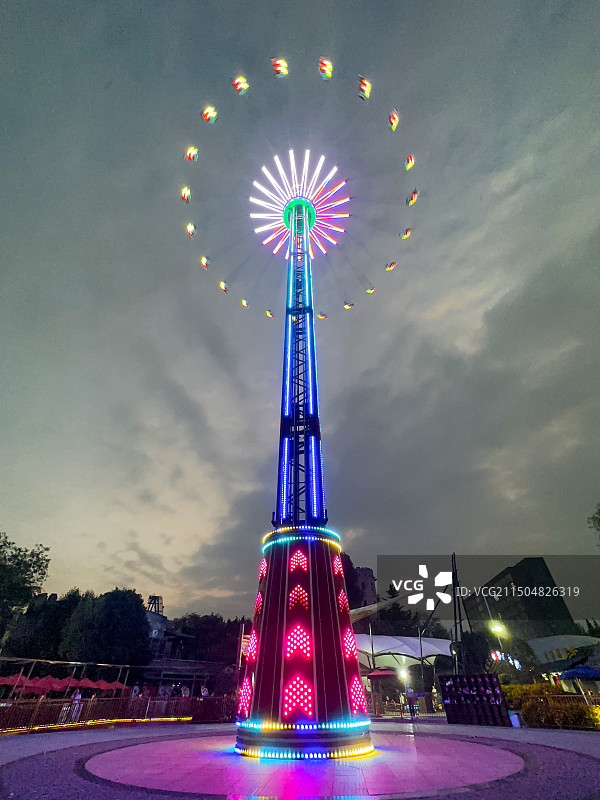 游乐园的高空秋千夜景图片素材