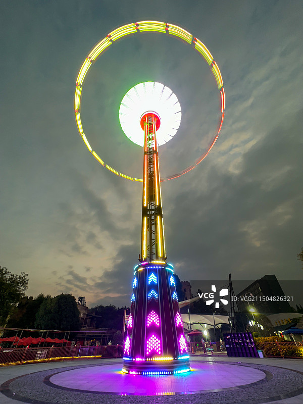 游乐园的高空秋千夜景图片素材