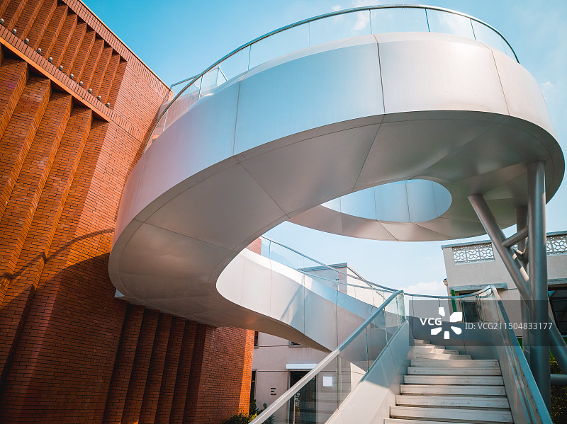 夏季白天郑州市阜民里文创园螺旋楼梯图片素材