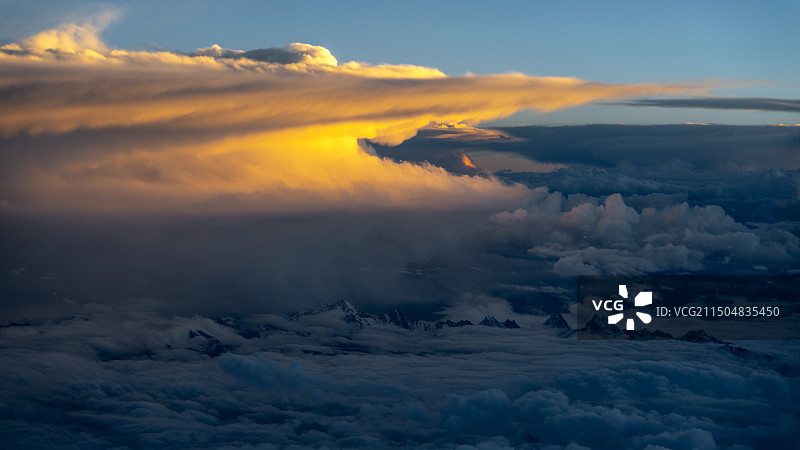 飞机上的金色云层图片素材