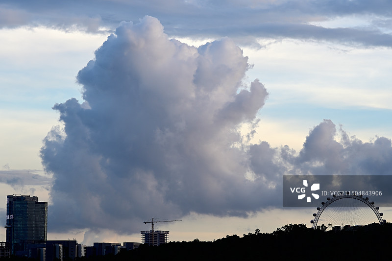 深圳龙岗五联天际线与傍晚彩云图片素材