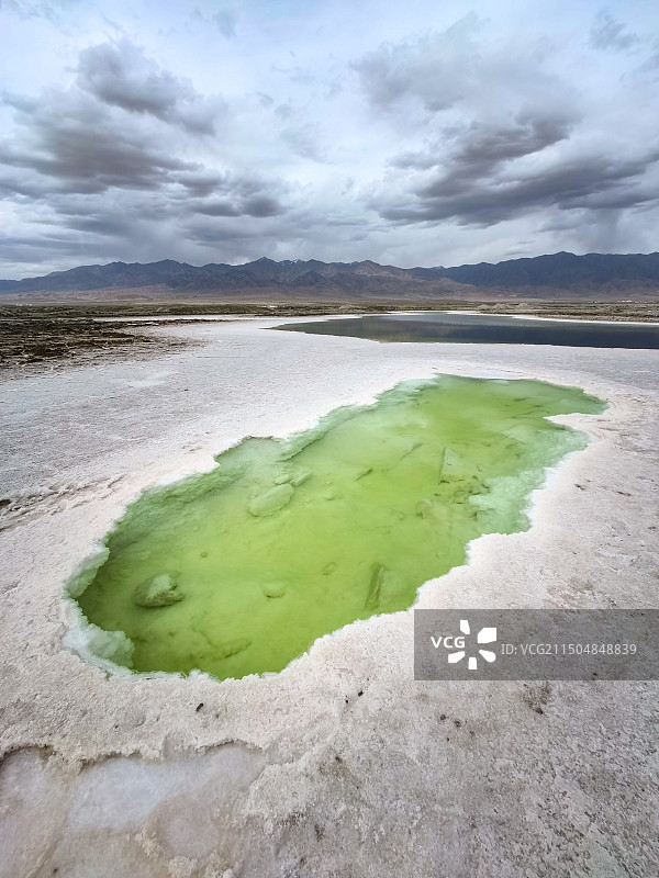 青藏高原大柴旦翡翠湖的绿色湖泊广角视图图片素材