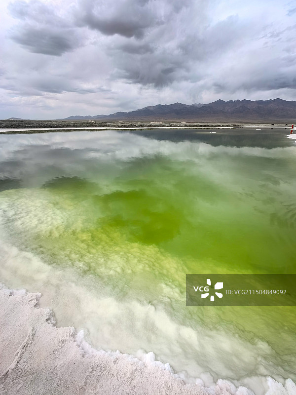 青藏高原大柴旦翡翠湖的绿色湖泊广角视图图片素材