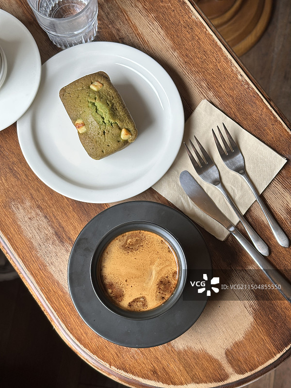 下午茶时光，黄油Dirty和抹茶磅蛋糕图片素材
