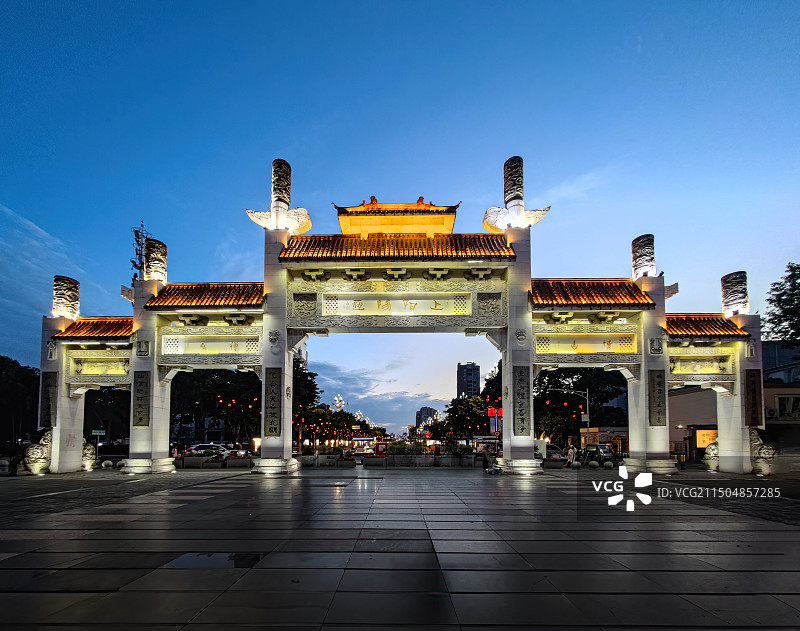 四川德阳钟鼓楼广场石牌坊 蔚蓝天空下的剪影图片素材