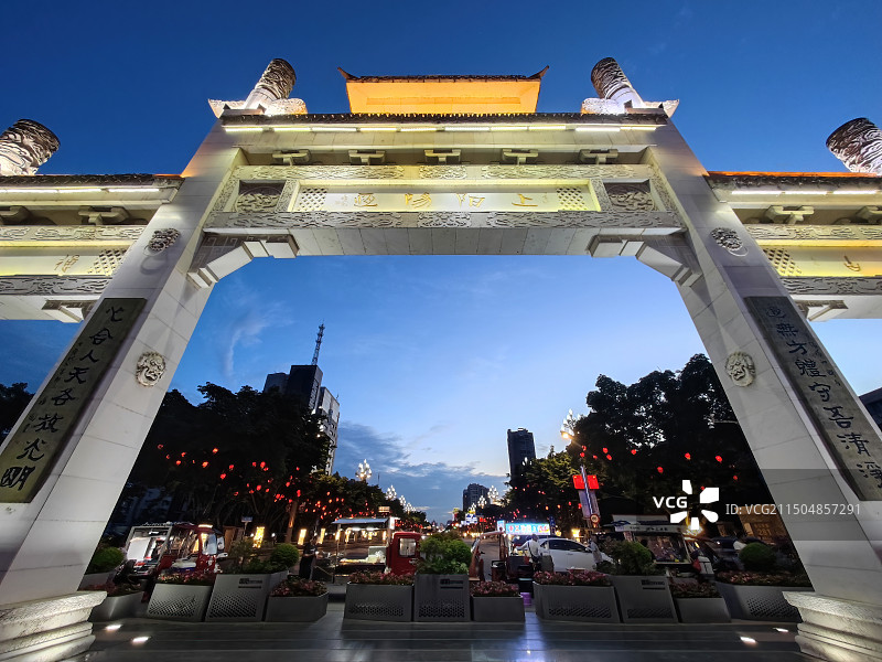 四川德阳钟鼓楼广场石牌坊 蔚蓝天空下的剪影图片素材