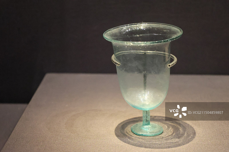 辽代高脚玻璃杯  内蒙古博物院大辽契丹辽代历史文化陈列图片素材