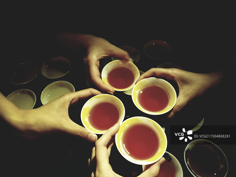 下班后跟朋友小聚喝酒干杯场景图片素材