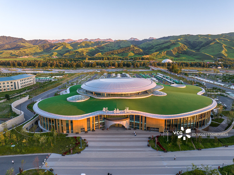 航拍夏天夕阳下的新疆伊犁州那拉提景区游客服务中心风景图片素材