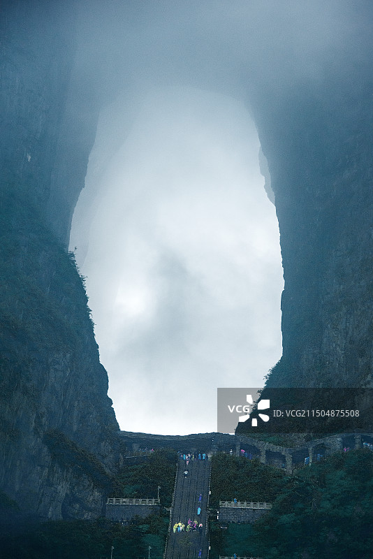 雷雨天门洞图片素材