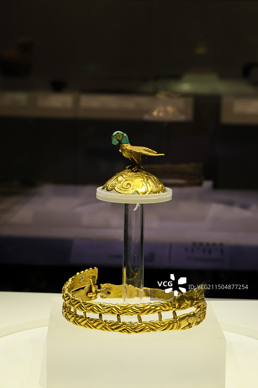 鹰顶金冠饰 内蒙古博物院边关岁月战国、秦汉至魏晋南北朝历史文化陈列图片素材