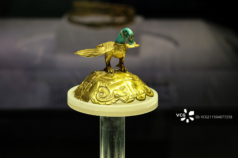 鹰顶金冠饰 内蒙古博物院边关岁月战国、秦汉至魏晋南北朝历史文化陈列图片素材