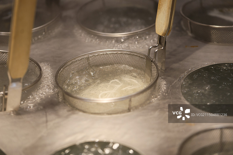 夏天凉面制作图和成品图图片素材