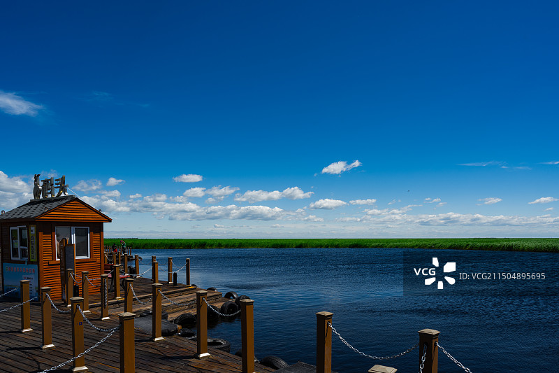 蓝天下的芦苇荡和码头图片素材
