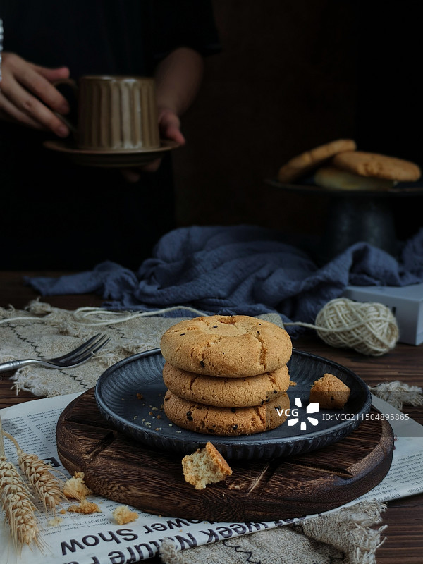 桌上饼干的高角度视图图片素材