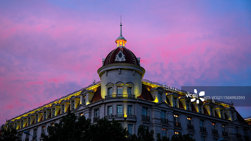 晚霞中的天津逸扉酒店图片素材