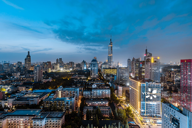 中国江苏南京紫峰大厦和城市天际线夜景图片素材