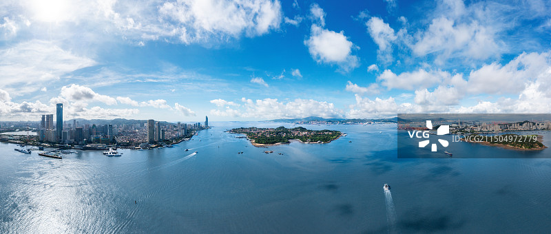 航拍厦门城市风光：蓝天白云的鹭江道与鼓浪屿图片素材
