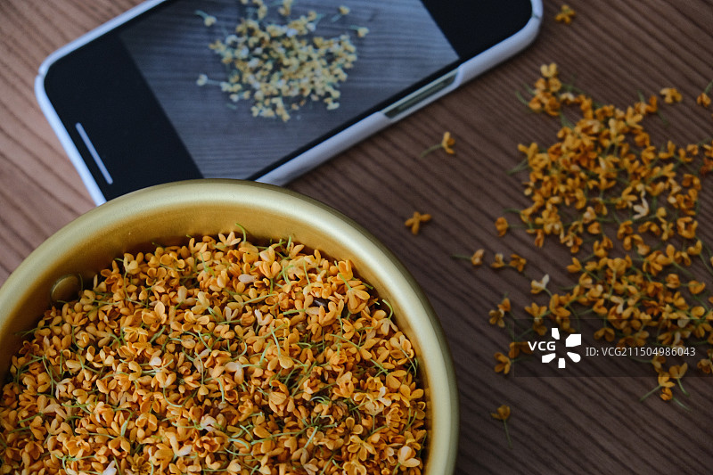 桌上碗里的桂花的高角度视图图片素材