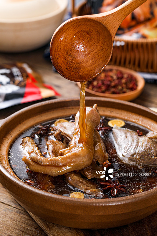 特色美食熟食卤鸭姜母鸭汤包料包火锅料鸭肉鸭翅鸭爪图片素材
